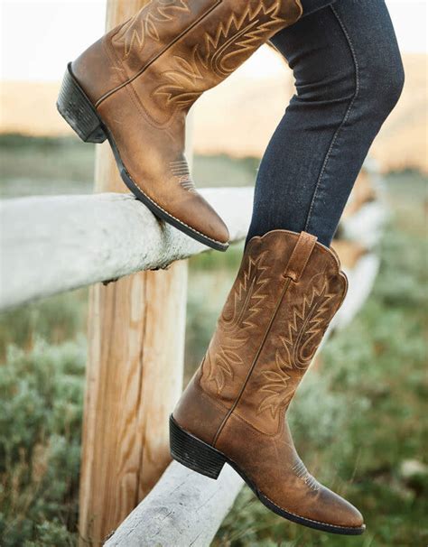 steel toed boots with round toe-boxes|wide toe box western boots.